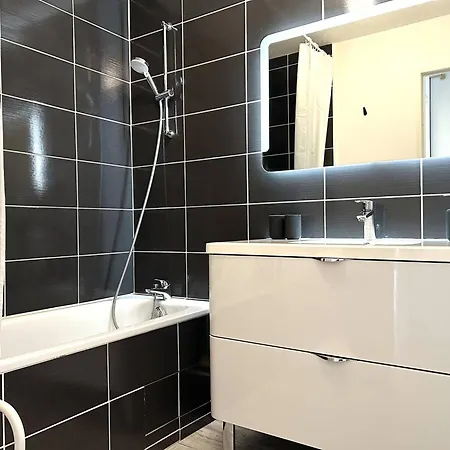 Moderne Avec Terrasse, Climatisation, A 200m De La - 6 Couchages, Parking Inclus - Fr-1-251-826 * Le Lavandou